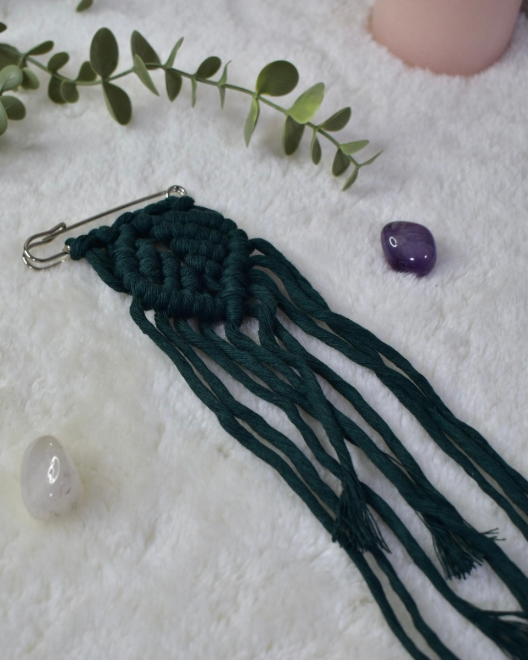 Broche Hoja Sagrada – Imperdible en Macramé