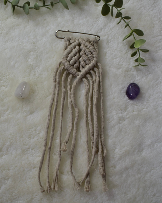 Broche Hoja Sagrada – Imperdible en Macramé