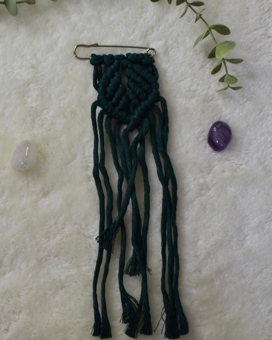 Broche Hoja Sagrada – Imperdible en Macramé