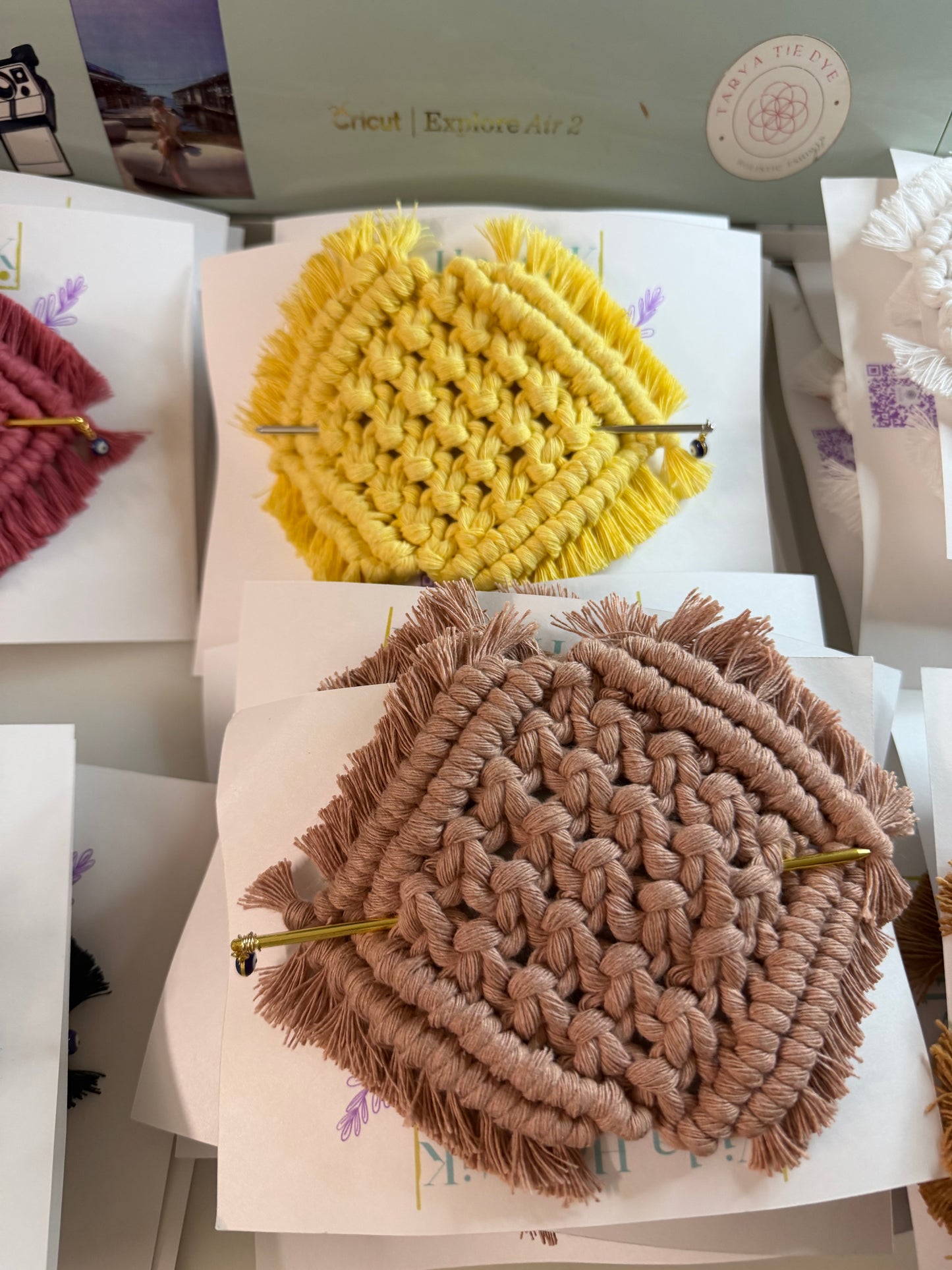 Hebillas boho para cabello en Macramé_Amarilla